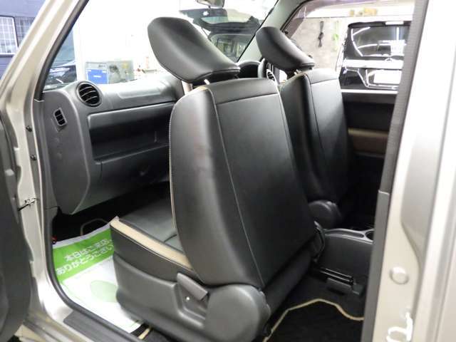 当店では専任のメカニックが大切なお客様のお車を一台一台丁寧に整備いたします。自社認証工場にてリフトアップし下回りまでキッチリ検査いたします。