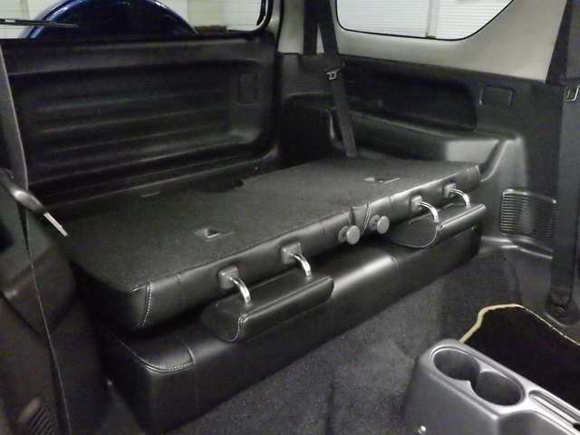 当店では専任のメカニックが大切なお客様のお車を一台一台丁寧に整備いたします。自社認証工場にてリフトアップし下回りまでキッチリ検査いたします。