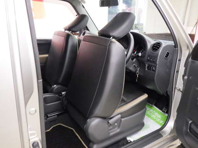 当店では専任のメカニックが大切なお客様のお車を一台一台丁寧に整備いたします。自社認証工場にてリフトアップし下回りまでキッチリ検査いたします。