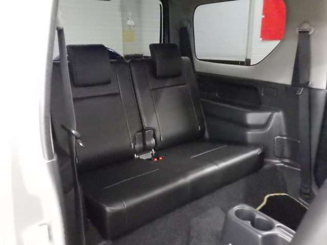 当店では専任のメカニックが大切なお客様のお車を一台一台丁寧に整備いたします。自社認証工場にてリフトアップし下回りまでキッチリ検査いたします。