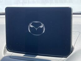 【マツダコネクト】車内の雰囲気にマッチした大型のディスプレイ。スマホ接続でのナビ使用やBluetooth再生等、様々な機能が楽しめます。直感的なダイヤル操作が可能で、使い勝手も良好です。