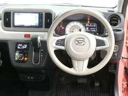 【徹底洗浄クリーニング実施済】運転席からの視界はこんな感じです☆お気軽にご来店いただき、実際に座って是非お確かめください。ドライバーに寄り添う快適な操作フィールをもたらすステアリングです。