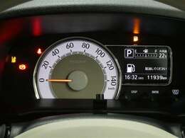 各操作スイッチは使いやすい位置に配置され、とっても見やすいメーターです。夜間時はラグジュアリーな気分にさせてくれる照明が魅力ですので、夜のドライブも楽しみになりますよ♪