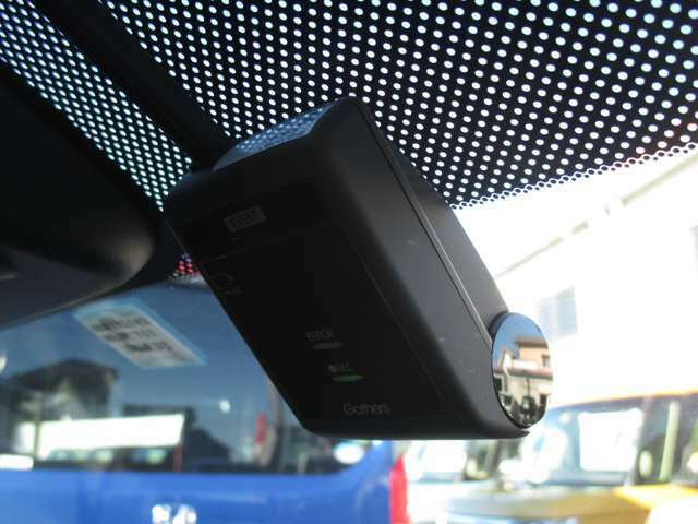 前方を録画するドライブレコーダー☆万が一の事故やトラブル時には、映像記録があることで証拠として役立ちます。
