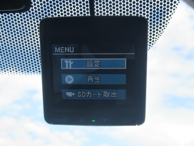 純正オプションの前後ドライブレコーダーも付いてます♪