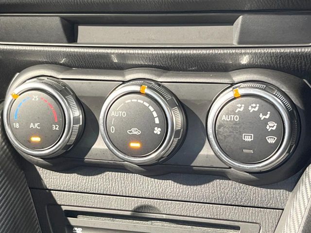 【オートエアコン】一度お好みの温度に設定すれば、車内の温度を検知し風量や温度を自動で調整。暑い…寒い…と何度もスイッチ操作をする必要はありません。快適な車内空間には必須の機能ですね♪
