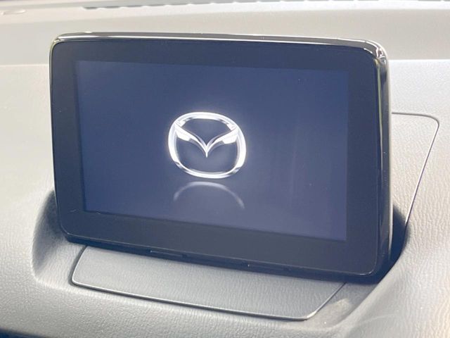 【マツダコネクトナビ】車内の雰囲気にマッチした一体型タイプのナビ。各種車輌設定やBluetooth再生等、様々な機能が楽しめます。直感的なダイヤル操作が可能で、使い勝手も良好です。