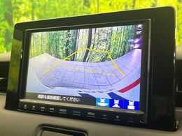 【バックカメラ】駐車時に後方がリアルタイム映像で確認できます。大型商業施設や立体駐車場での駐車時や、夜間のバック時に大活躍！運転スキルに関わらず、今や必須となった装備のひとつです！