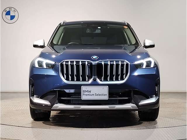 【キドニーグリル】BMWは約90年もの間、ほぼ全ての車両にひと目でBMWだと分かるこの特徴的なフロントグリルが備えられ、デザイン・アイコンとして親しまれてきました。