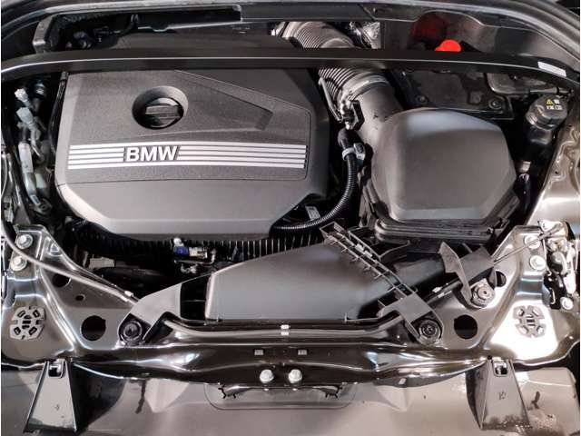 【BMWエンジン】革新的なガソリン・エンジン・テクノロジーによる高性能かつ高効率。レスポンスの良いパワーを発揮。常にスムーズな吸気を実現しアクセル開度にダイレクトに反応しドライビングを楽しく演出。