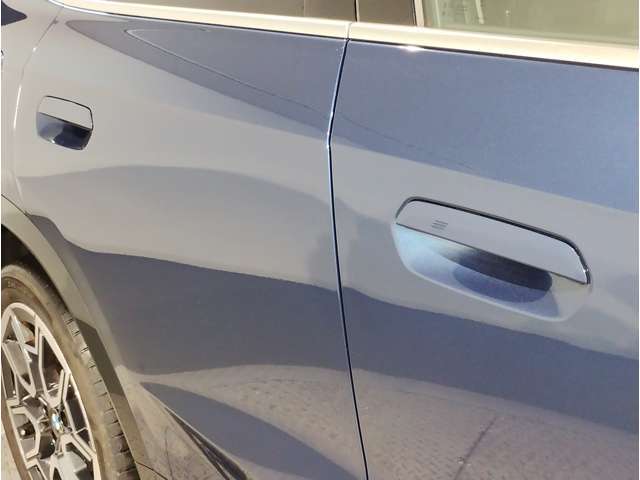 【デザインとの融合】BMWデザイナーが創り出したボディデザインを損なう事のない様に配置とデザインに拘っています。ドアノブについてもBMWの拘りに妥協はありません。