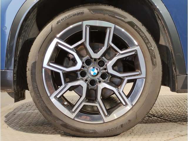 【BMWアロイホイル】軽量かつ強度に拘ったアロイホイル。走行性能ポテンシャルを引き出す設計。車の足元を引き締めてくれる大きなポイントはアロイホイルです。