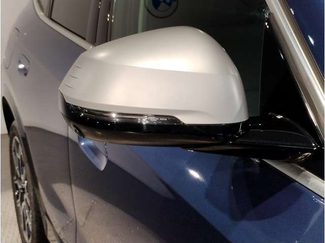 【BMWミラー】視認性の高いスタイリッシュなミラー。自動防眩機能も付いており夜間のドライビングをサポートします。