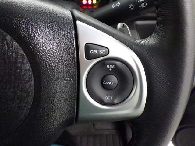 ステアリングスイッチ装備！運転しながら手元でオーディオの操作などができます。