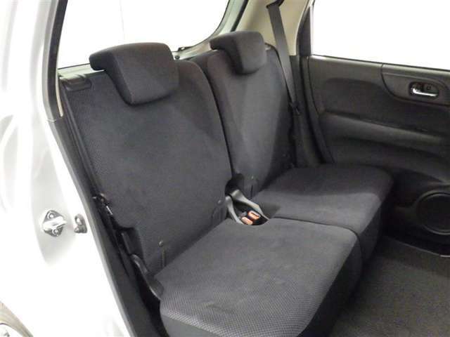 後部座席も当然、綺麗・清潔に仕上げております。内装の綺麗なお車は気持ちが良いですし、コンディションのいい車が多いです。