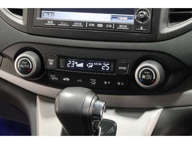 オートエアコンは左右席で独立温度コントロールが可能です。運転席はキンキンに冷やして助手席はマイルドにと言った設定が可能です☆暑さ寒さでケンカすることもなくなりますね♪