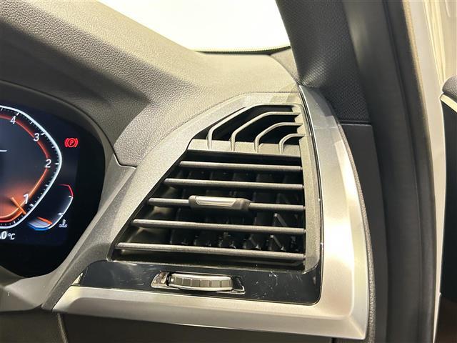 マットブラックにホワイトのLIBERALAのロゴの建物と看板が目印です。