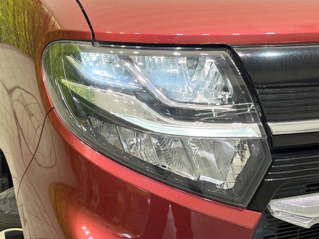 【LEDヘッドライト】悪天候や夜間走行時も良好な視界を確保し安心して運転できる高輝度LEDヘッドライトを装備！点灯速度が早く、消費電力も抑えられています。