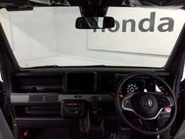 爽快な前方視界を是非、体感！また、形状を進化させたフロントピラーなどにより、安心感のある斜め前方の視界です。