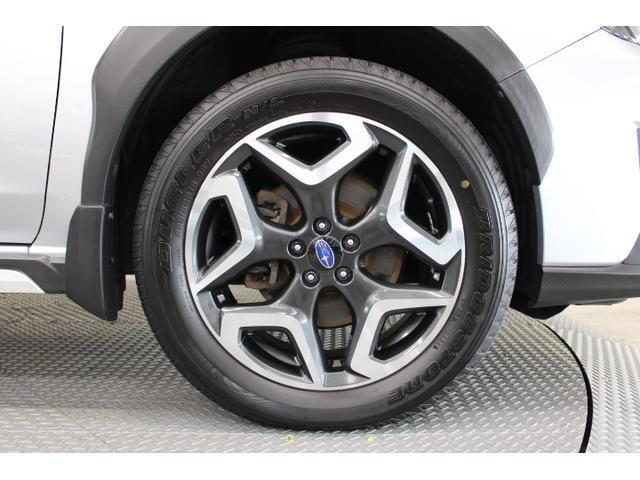 丸ノコのようなデザインが印象的な純正18インチアルミホイールと225/55R18タイヤ。