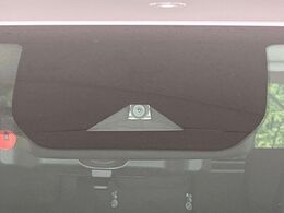 【インテリジェントエマージェンシーブレーキ】フロントカメラで前方の車両や歩行者を検知。衝突しそうな時は衝突被害軽減ブレーキが作動、衝突回避をサポート。より安全にドライブをお楽しみいただけます。