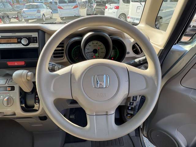 シンプルな運転席で、運転は軽いハンドル回しで軽快なドライブを楽しめます！