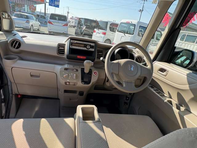 インパネはシンプルなデザイン！各操作スイッチなども使いやすい位置に配置されています！