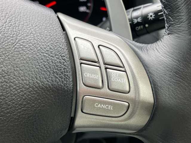 SIレーダークルーズコントロール装備♪（全車速追従機能付）レーザーレーダーにより、ほぼ0kmから100kmまでの速度域において設定した車速と先行車との車間距離を維持できます♪