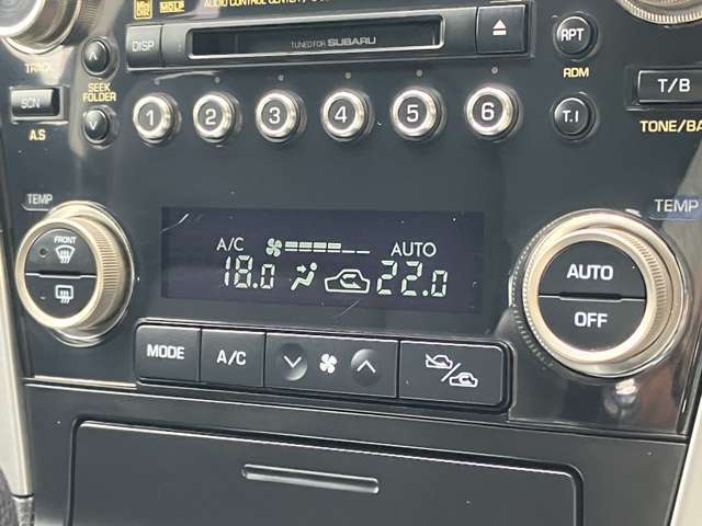 設定した室温に自動で調整し、快適な車内にしてくれる左右独立フルオートエアコン装備♪