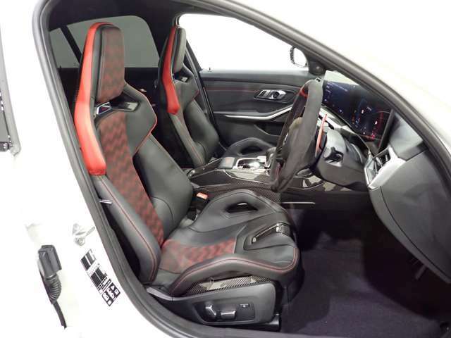 CS専用Mカーボンバケットシートにはシートヒーターと電動調節機構もついており、日常使いも考えられております。