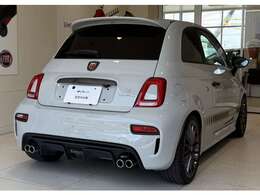 ツインテールのリアエンドマフラーは、獰猛な走りを視覚的にも表現しています。