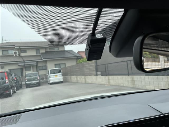 こちらルーフ周りの写真になります。ご納車前には仕上げを行い、ご満足いただける状態でご納車させていただいております。また、数種類のコーティングもご用意しておりますので、車の仕上げには自信があります！