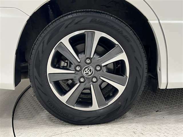 タイヤサイズは205/60R16！残り溝は6ミリ程度です！純正アルミホイール！