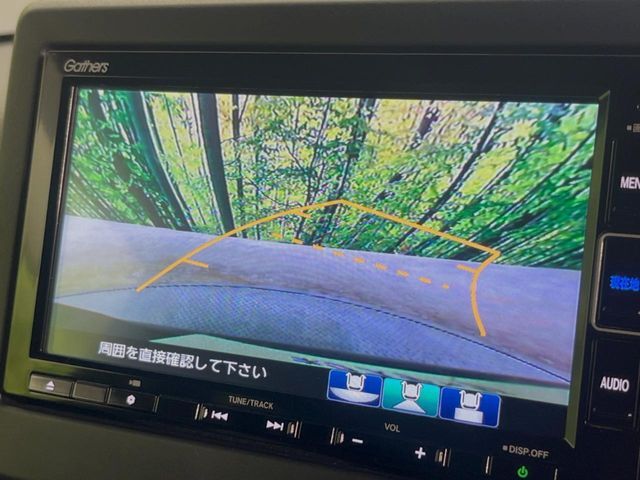 【バックカメラ】駐車時に後方がリアルタイム映像で確認できます。大型商業施設や立体駐車場での駐車時や、夜間のバック時に大活躍！運転スキルに関わらず、今や必須となった装備のひとつです！