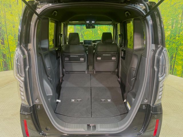 後席を格納すると、これだけの広さが！シーンに合わせたシートアレンジで、大きな荷物も積むことが出来ます♪