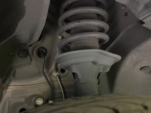 お車を安心してお乗りいただく為には、足回りの定期点検が欠かせません。サービスサポート（有償保証）では無料点検もご提供しており、安心のカーライフをお過ごしいただけるサポート体制が整っています。