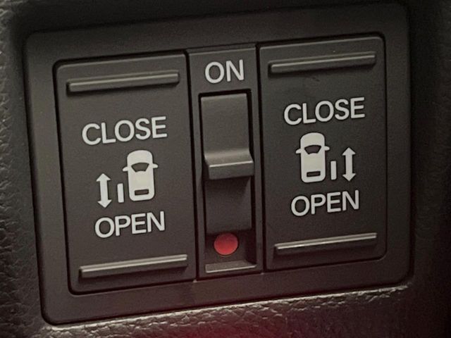 【両側パワースライドドア】スマートキーや運転席のスイッチで後席両側スライドドアの開閉が可能♪電動だから力を入れてドアを開ける必要が無く、小さなお子様でも簡単に開け閉めでき快適です♪