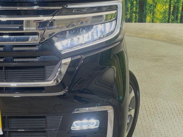 【LEDヘッドライト】悪天候や夜間走行時も良好な視界を確保し安心して運転できる高輝度LEDヘッドライトを装備！点灯速度が早く、消費電力も抑えられています。