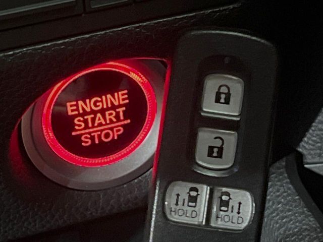 【Hondaスマートキー】カバンやポケットに入れたままでもドアの施錠・解錠が可能なスマートキーを装備。エンジンのオン・オフ時もカギを取り出す必要が無いからとっても便利です♪