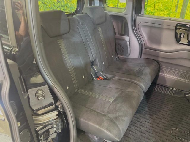 後部座席も気になるようなキズ・汚れやへたり等、大きなダメージはなく、良好な状態です。