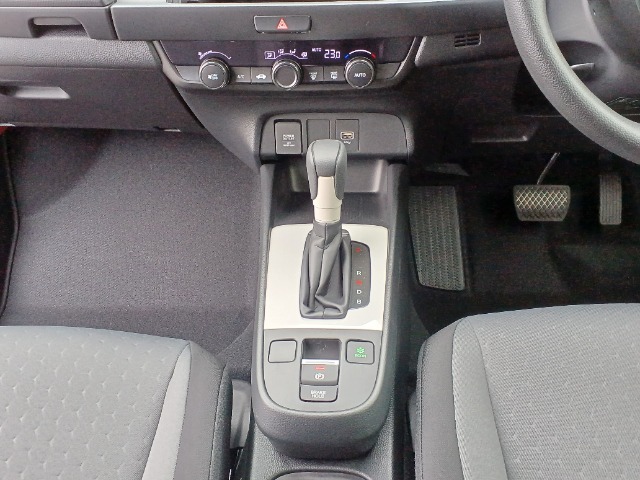 運転席より操作性の良いシフトレバーと、オートエアコンのスイッチ等の画像です。