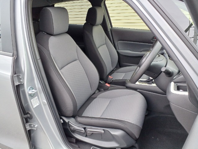 未使用車ならではのキレイな状態の運転席
