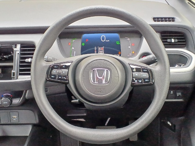 運転席ステアリング周りの画像です。操作しやすいスイッチの配置で運転負荷の低減まで考えたデザインを採用しています。