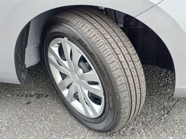 185/60R15タイヤの残り溝は約10分山です。