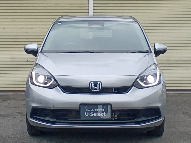 LEDヘッドライトを点灯させた画像です。従来のハロゲンヘッドランプと比べ、省電力、長寿命、大光量のヘッドライトです。より遠くまで明るく照らし、夜間や降雨時などの走行安全性に寄与いたします。