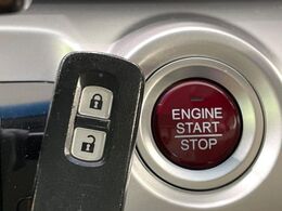 【Hondaスマートキー】カバンやポケットに入れたままでもドアの施錠・解錠が可能なスマートキーを装備。エンジンのオン・オフ時もカギを取り出す必要が無いからとっても便利です♪