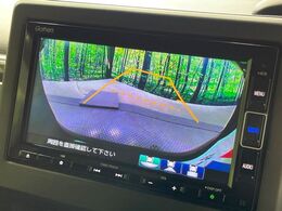 【バックカメラ】駐車時に後方がリアルタイム映像で確認できます。大型商業施設や立体駐車場での駐車時や、夜間のバック時に大活躍！運転スキルに関わらず、今や必須となった装備のひとつです！