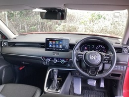 ご覧のように、視界が広く運転しやすいように設計されています。また、デュアルフルオートエアコンで快適です。
