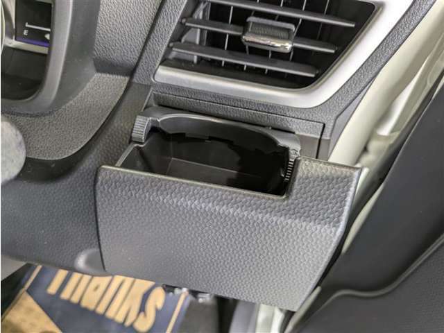 カップホルダー。缶ジュースを開けて運転していると安心しておいておける場所がほしくなりますよね！意外とないと困る装備です。