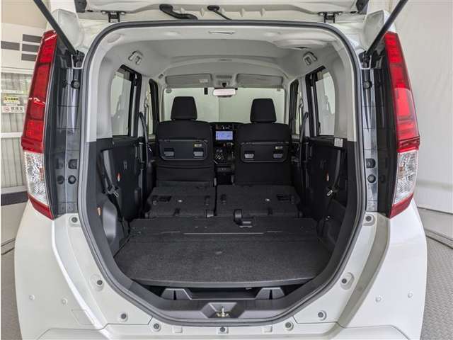2列目シートを倒すと、大きな荷物の積載も可能です